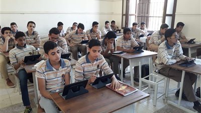 94 %  من مدارس الفيوم تؤدي امتحان اللغة الثانية للصف الأول الثانوي إلكترونيا