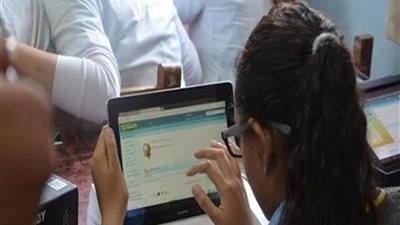 طلاب أولى ثانوي يؤدون أمتحان الجغرافيا على التابلت في الغربية
