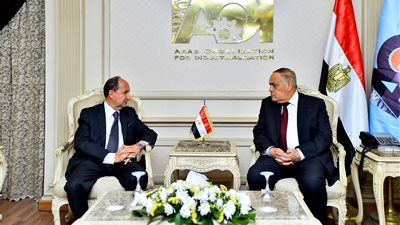  وزير التجارة ورئيس العربية للتصنيع يبحثان تعزيز التعاون المشترك لزيادة الصادرات