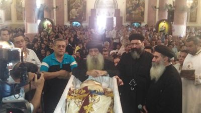 أسقف نجع حمادي يؤدي صلاة الجنازة على شيخ كهنة كنائس بهجورة