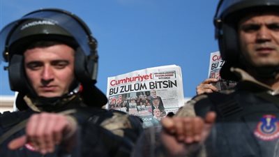 السجن لسبعة صحفيين في تركيا بتهمة الدعاية الإرهابية