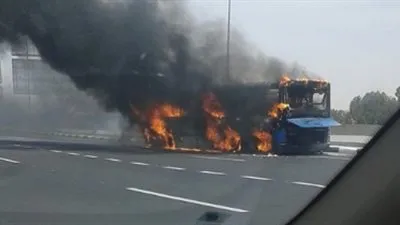 بسبب الحر الشديد.. إخماد حريق شب في أتوبيس نقل عام بمحور المشير