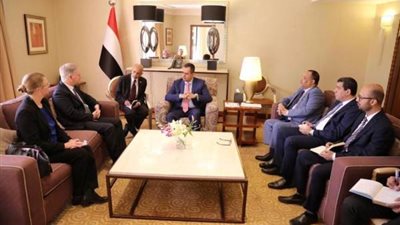 رئيس الوزراء اليمني يستعرض التطورات مع السفير الأمريكي الجديد