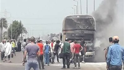 السيطرة علي حريق أوتوبيس سياحي دون إصابات بشرية بالبحيرة (صور)