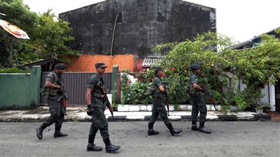 جيش سريلانكا يجري عمليات بحث عن مشتبه بهم باعتداءات الفصح