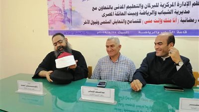وحدة وطنية.. القمص ياكوبوس والشيخ شعيب يشكلان علم مصر بعمامتهما بكفر الشيخ