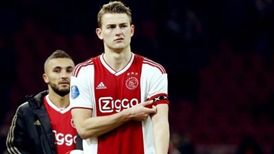 مانشستر يونايتد يحرج برشلونة في صفقة دي ليخت