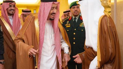 الملك سلمان يصل مكة لقضاء العشر الأواخر من رمضان (صور)