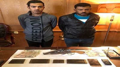 ضبط عاطلين بحوزتهم 3 طرب حشيش وسلاح ناري في الغربية