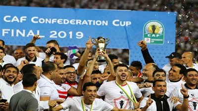 احتفال رئيس الزمالك مع اللاعبين بعد التتويج بكأس الكونفيدرالية (صور)