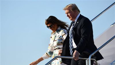 شاهد.. فستان ميلانيا ترامب يضعها في موقف محرج بمطار طوكيو  