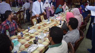 رئيس جامعة سوهاج يشارك في الإفطار الرمضاني السنوي ويكرم الطلاب المتميزين 