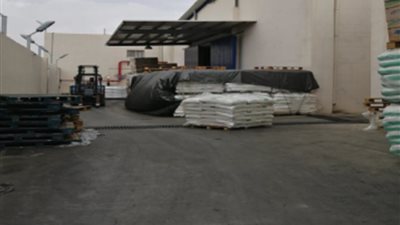 إغلاق وإنذار 8 مستودعات أغذية مخالفة بالسيل الصغير