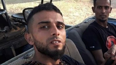 إرهابي مطلوب يظهر في طرابلس إلى جانب 