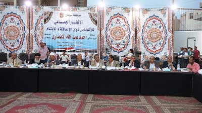 محافظ سوهاج يشارك 1700 من ذوي الإعاقة والأيتام إفطارهم