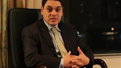 أستاذ علوم سياسية: 