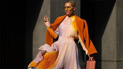 إطلالات النجمات باللون البرتقالي.. اعتمديها هذا الصيف