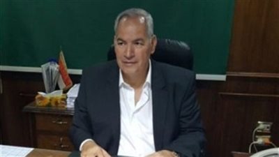 أهالي قرية القرشية ينتظرون وصول جثمان مدير أمن أسيوط (صور)