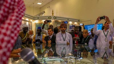 الوفود الإعلامية المشاركة في قمم مكة تزور مجمع الملك عبدالعزيز ومعرض عمارة الحرمين