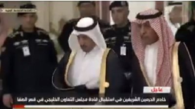 ممثل قطر يرتبك أثناء دخوله قصر الصفا