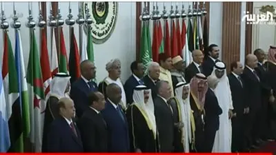  القادة العرب يلتقطون صورة تذكارية قبل انطلاق القمة العربية الطارئة