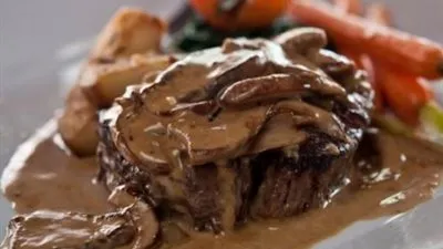 طريقة عمل ستيك اللحم بالمشروم والصوص في ٧ خطوات