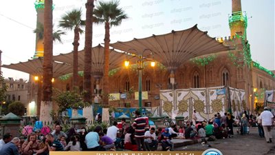 حضور ضخم.. مائدة إفطار بالحسين استعدادا لليلة 27 رمضان (صور)