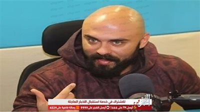 أحمد صلاح حسني يطبع وشمًا على ذراعه في 