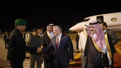 ملك الأردن يصل إلى جدة للمشاركة في القمة الإسلامية