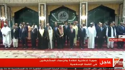 القادة والزعماء المشاركين في القمة الإسلامية يلتقطون صورة تذكارية