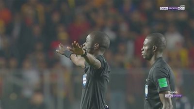 لحظة إعلان الحكم باكاري جاساما تتويج الترجي بطلاً لدوري أبطال إفريقيا (فيديو)