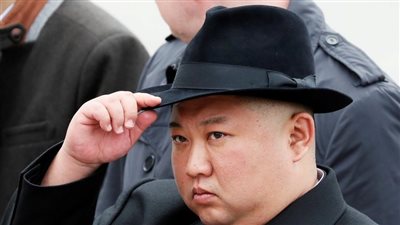 صورة مثيرة لزعيم كوريا الشمالية مع فتيات صغيرات داخل مركز رياضي