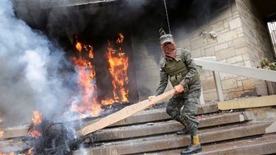 محتجون يضرمون النار بالسفارة الأمريكية في هندوراس