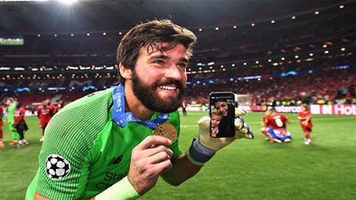 سر غياب زوجة أليسون عن حفل تتويج ليفربول بدوري الأبطال