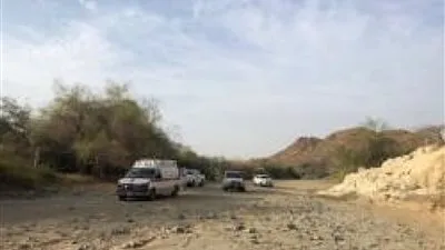 قناص يُفاجأ بالعثور على شاب يصارع الموت في أحد أودية القنفذة