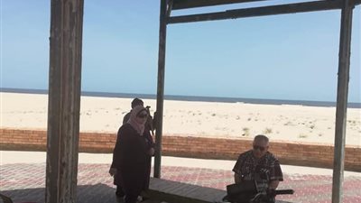 رئيس مدينة جمصة تقود حملة لصيانة الاستراحات والمقاعد بالمصيف لاستقبال العيد (صور)