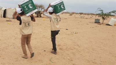 إغاثي الملك سلمان يواصل توزيع السلال الغذائية باليمن ويدشن مشروع كسوة العيد