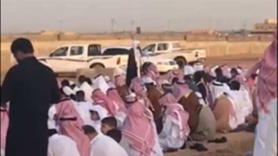 أهالي المليداء يؤدون صلاة العيد على التراب: لا سجّاد ولا مكبرات (فيديو)