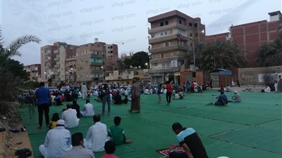 بدء توافد المواطنين لساحات صلاة عيد الفطر في السويس (صور)