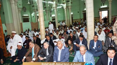 محافظ أسوان يؤدي صلاة عيد الفطر بمسجد بدر.. ويقدم تهنئة باسم المواطنين للرئيس السيسي (فيديو وصور)