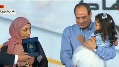 عاجل.. الرئيس السيسي يكرم عددا من أبناء شهداء الجيش والشرطة