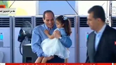 موقف إنساني من الرئيس السيسي مع ابنة أحد الشهداء