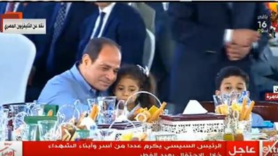 عاجل.. الرئيس السيسي يتناول الإفطار مع أبناء الشهداء من الجيش والشرطة