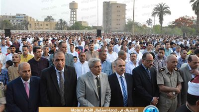 أهالي المنيا وقيادات المحافظة يحتفلون بعيد الفطر في الشوارع والميادين (صور)