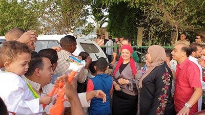 رئيس القناطر الخيرية توزع الهدايا على الأطفال ابتهاجا بالعيد (صور)