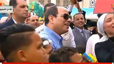 عاجل.. السيسي يوزع عدد من الهدايا على أبناء شهداء الجيش والشرطة