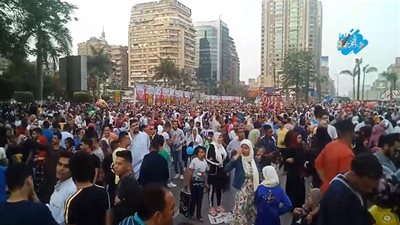 شاهد.. احتفالات المواطنين بعد أداء صلاة عيد الفطر بمسجد مصطفى محمود (فيديو)