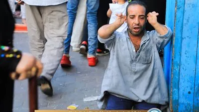 مئات المواطنين يؤدون صلاة عيد الفطر بساحة مسجد السيدة زينب (صور)