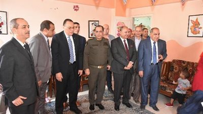 محافظ الشرقية يزور مؤسسة تربية البنين والبنات بالزقازيق.. ويُهدي علب الحلوى لعمال النظافة
