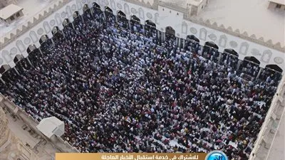 آلاف المواطنين يؤدون صلاة عيد الفطر بساحة مسجد الأزهر الشريف (صور)